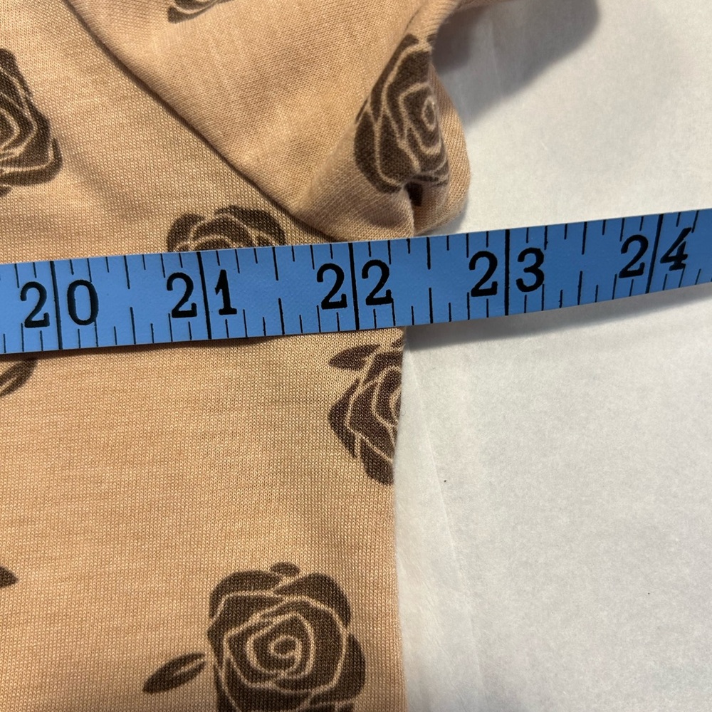 LuLaRoe 2XL V-Neck Short Sleeve T-Shirt Blouse Tan With Dark Brown Rosettes - Picture 5 of 7